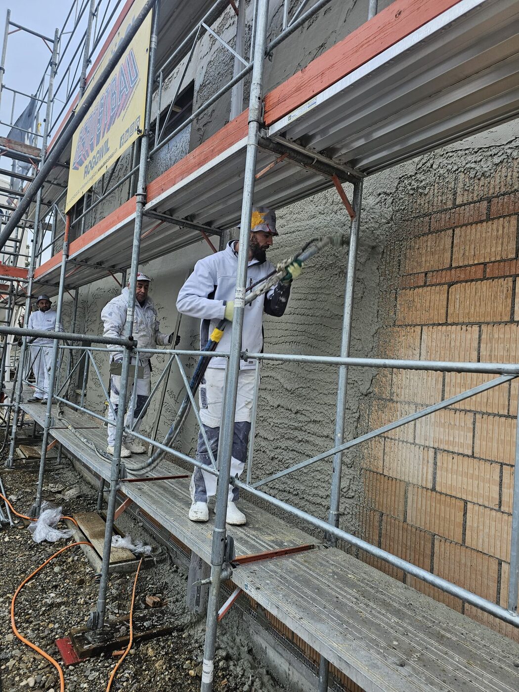 Frisch verputzte Fassade mit sauberen Anschlüssen