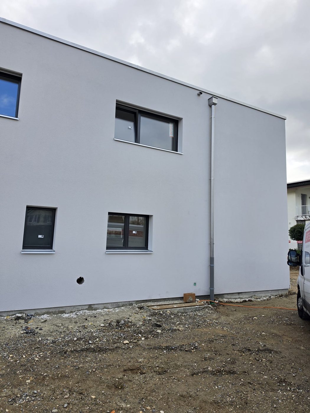 Fertig verputzte Fassade, Seitenansicht mit Spenglerarbeiten
