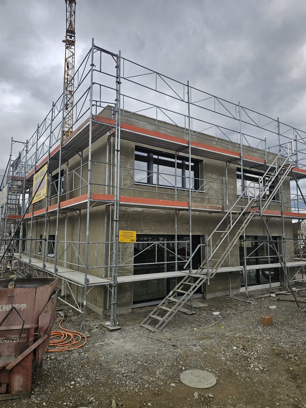 Fassade im Gerüst mit aufgezogenem Grundputz